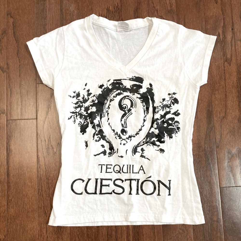 TEQUILA CUESTIÒN V-Neck T-Shirt Size Small